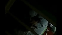 Сексуальная мамочка с крохотными сиськами чпокается на кровати с соседом